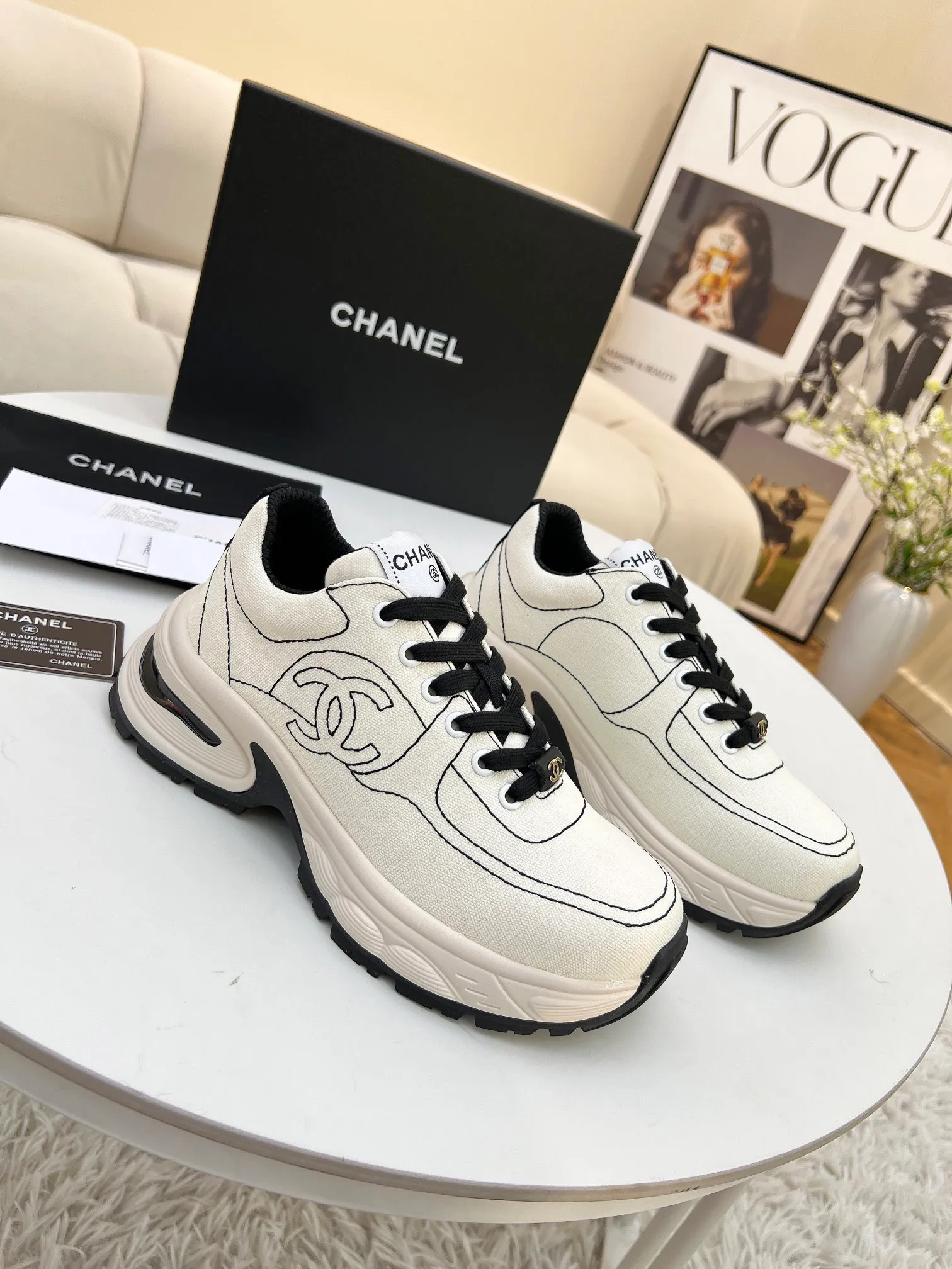 👟👟Ex-factory price 500👟👟 Cloth CHANEL 25C new casual shoes for early spring vacation. A pair of comfortable shoes can reduce the fatigue on your feet. The new style is very versatile, whether it is daily wear or a sister party. It can be easily used for commuting in the workplace, outdoor sports and various occasions. It can increase the height, straighten the legs, modify the shape of the feet, is comfortable and comfortable without rubbing the feet, and has good breathability. It can also be worn in summer. Office workers can also easily own it when wearing it. The fabric is pebbled cowhide + plaid pad to show off sheepskin. The original open-molded rubber foam outsole! size: 35-40 (41 customized, non-refundable and non-exchangeable)